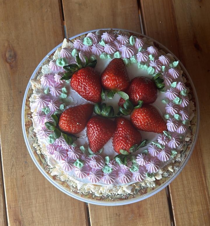 Torta de Morango com Nata e Suspiros